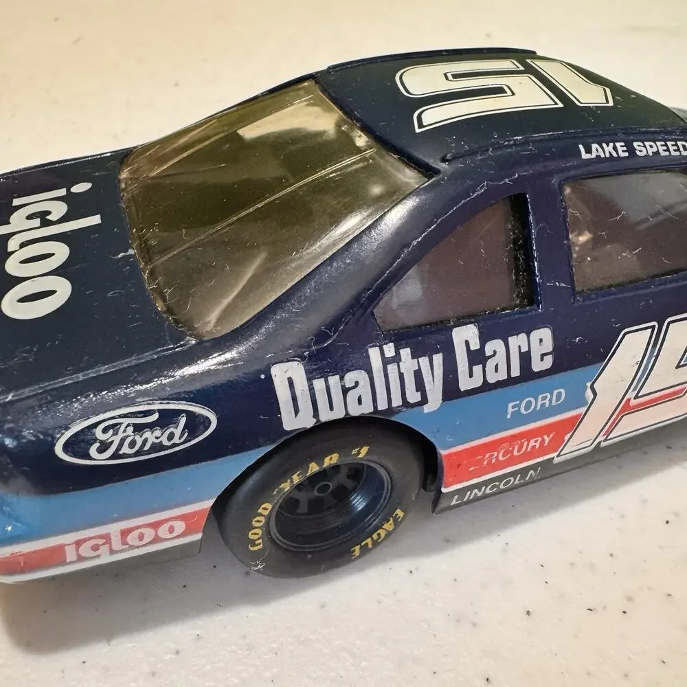 Nascar #15 Quality Care/Igloo 1992 Ford‎ Thunderbird Die-Cast Car 1:24 Scale Vtg